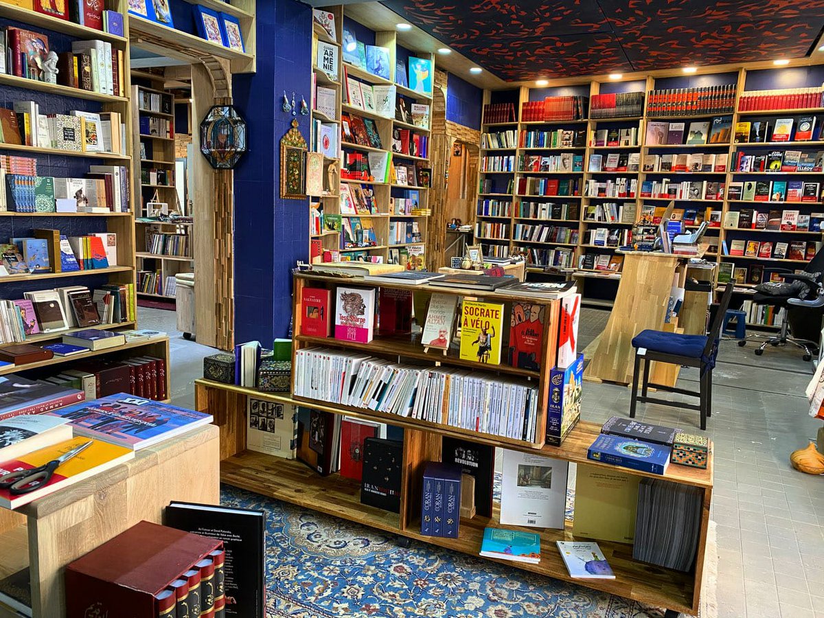 forougbook's tweet photo. باتفاق دوستی از کلن راهی پاریس شدیم تا سرانجام از کتابفروشیِ جدید نشر ناکجا دیدار کنیم. دیداری که به خاطر بحران کرونا با چند ماه تاخیر صورت می‌گرفت. پس از ورود به منطقه 15 پاریس و رسیدن به خیابان Rue Edmond Roger که در سرتاسر دو طرف آن ساختمان‌های زیبا و... https://t.co/2ZNKKRYImZ