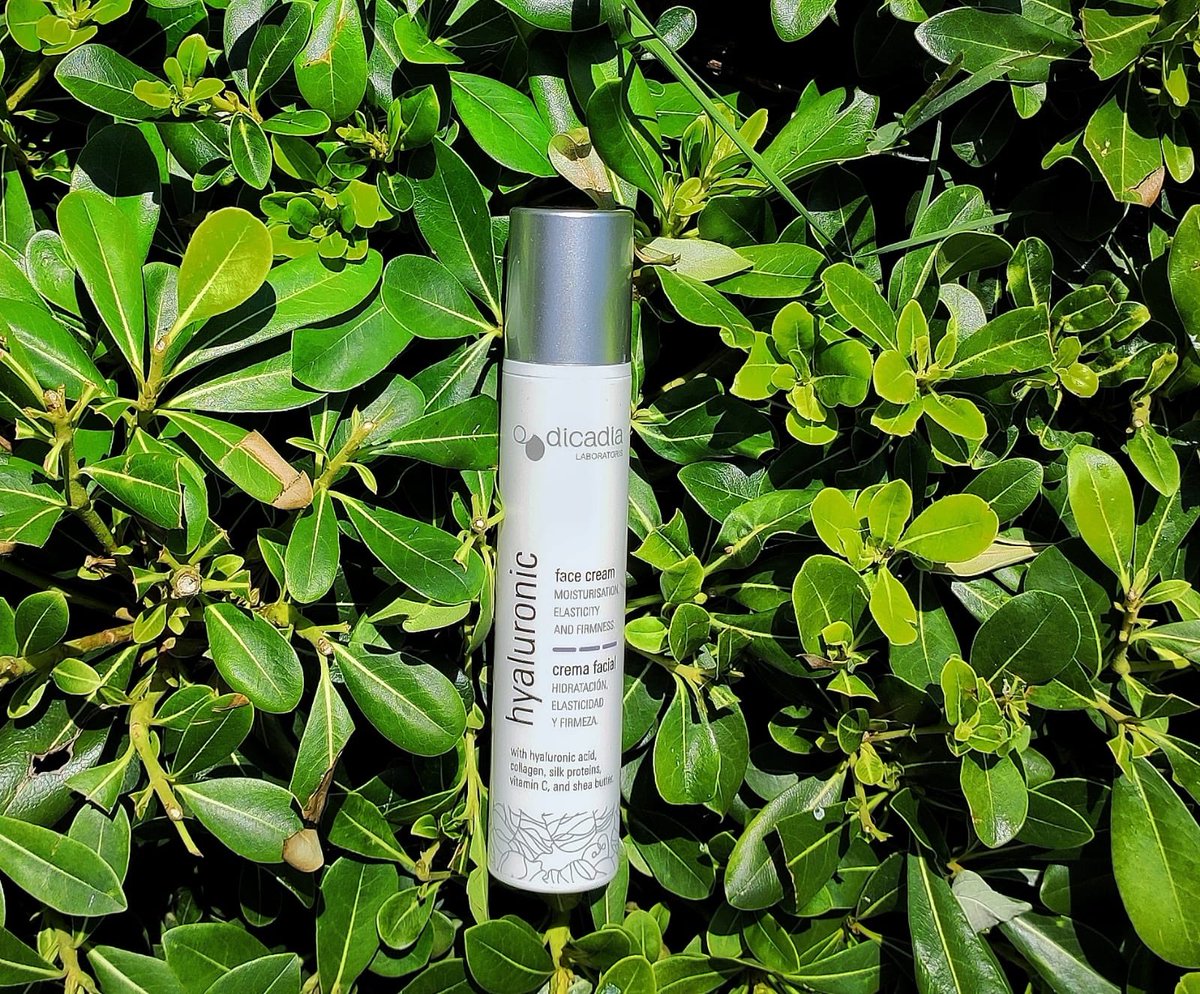 Dicadia_Tr's tweet photo. Hyaluronic Yüz Kremi içeriğindeki hyaluronic asit, ciltteki yaşlanma belirtilerini giderir, aynı zamanda cildi besleyerek taze ve canlı bir görünüm kazandırır 🌱
#DicadiaTurkiye #hyaluronicacid #ciltbakımı #yaşlanmakarşıtı #doğal #dermokozmetik https://t.co/hGwN4qEaQL