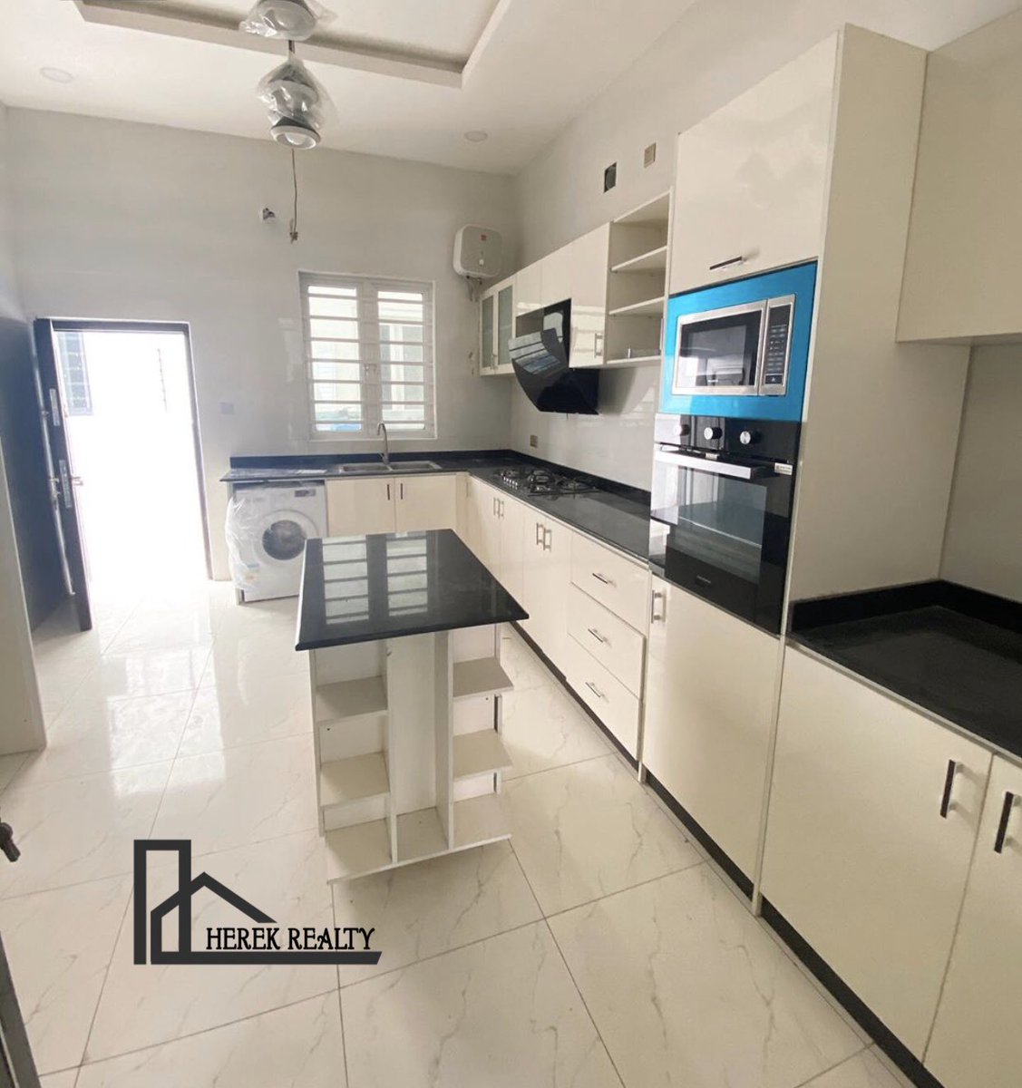 herekrealty's tweet photo. 4 BEDROOM SEMI-DETACHED DUPLEX FOR SALE!!!

📍2nd Toll Gate, Lekki, Lagos 🇳🇬
Price: N55M ($123k)

Features:
-New
-All Rooms En-suite 
-CCTV Camera
-Car Port
-Fully Fitted Kitchen 
-Speakers
-Water Treatment
-Washing Machine 
-1 Boy’s Quarter 
#lekkiproperties #africa #luxury https://t.co/sxP68O9Pzg