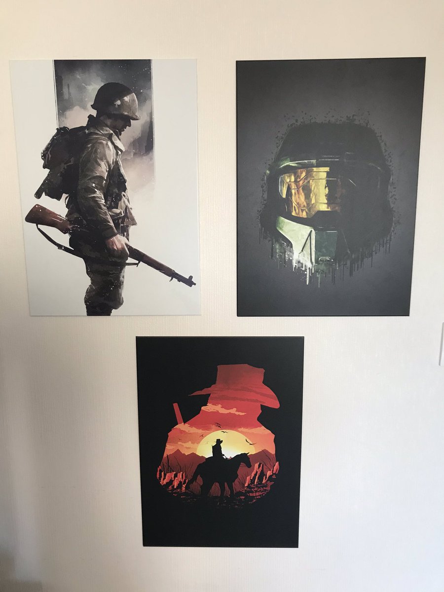 pixelwarrior29's tweet photo. On décore petit à petit le setup avec des posters @Displate 

J’adore 😍 https://t.co/yzLkJeKGFj
