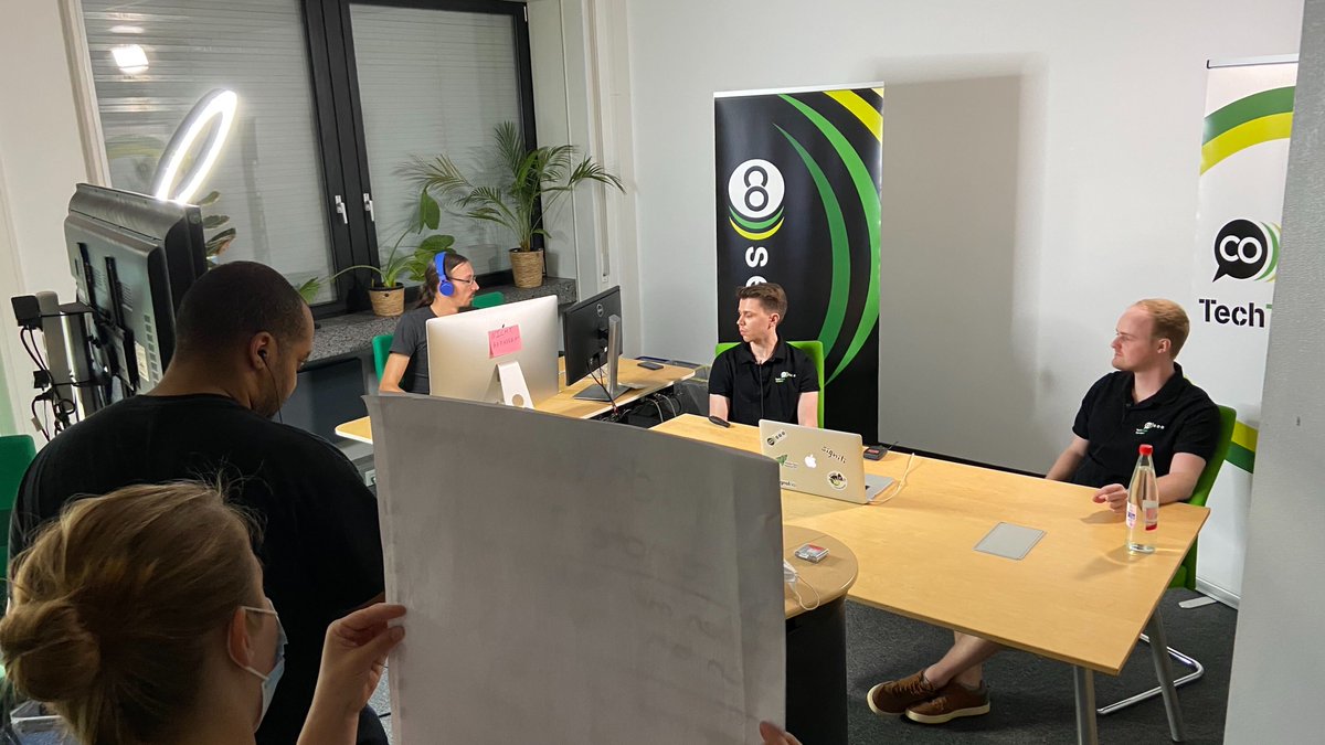 coseeaner's tweet image. Wir lieben TechTalks! Tom und Björn sitzen schon in unseren Remote-TechTalk-Kulissen und erzählen euch, was sie während ihrer Arbeit am #OpenSourceProjekt an der #CoronaWarnApp gelernt haben. #coseeTechTalks