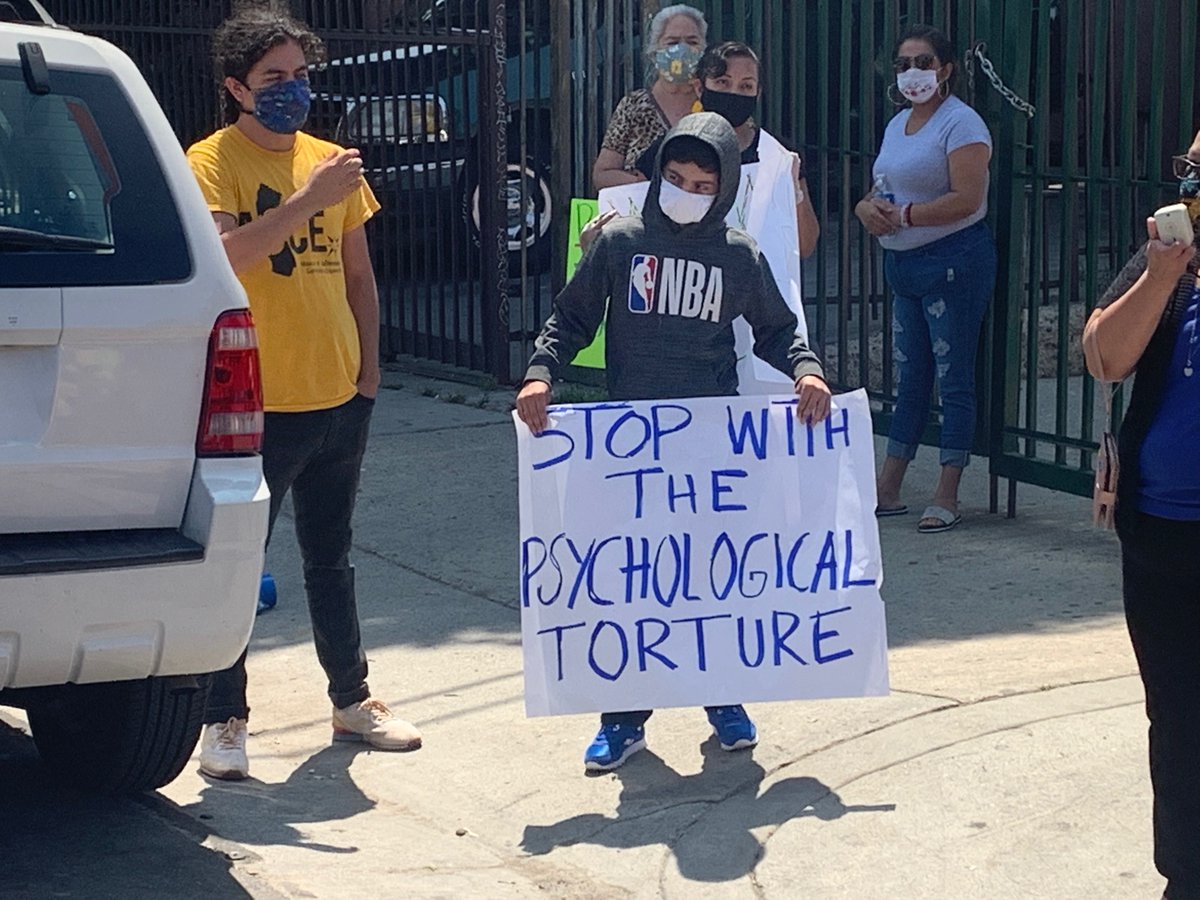 She said they also recently shut off her hot water. When I met her alongside  @CalOrganize activists, several men showed up + physically blocked us from entering, even though she invited us in. Their connection to landlord was unclear, but she said harassment has been frequent