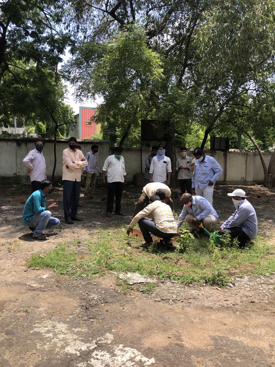 EKarimnagar's tweet photo. Plantation programme for TKHH at @EKarimnagar  by District Irrigation Officer, T Srinivasa Rao Gupta with office staff. @Collector_KNR @HarithaHaram https://t.co/fmHYKeBGyk