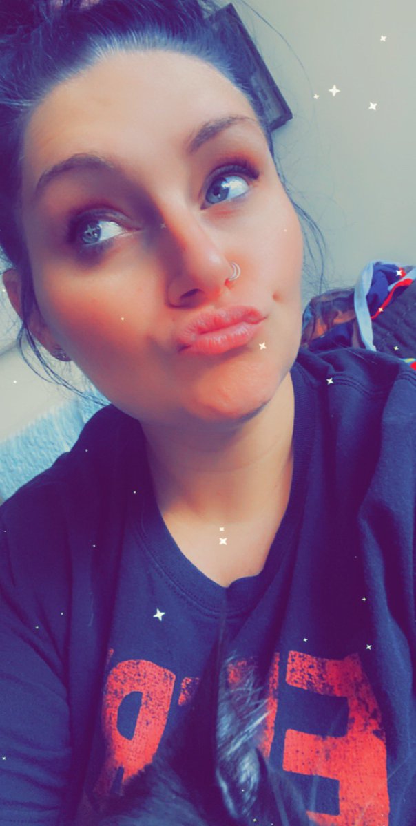 MaryJane9090's tweet photo. Kids down for a nap. Cleaning house. Momma time 💚 https://t.co/lPo8fzkkfT