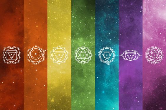 Chaque Chakra respire dans une fréquence vibratoire propre. Les couleurs que l'on connaît des Chakras sont, en fait, celles des Chakras en santé.Si l'énergie de vie (Kuṇḍalinī) est cristallisée dans un Chakra, sa couleur et son taux vibratoire seront altérés.