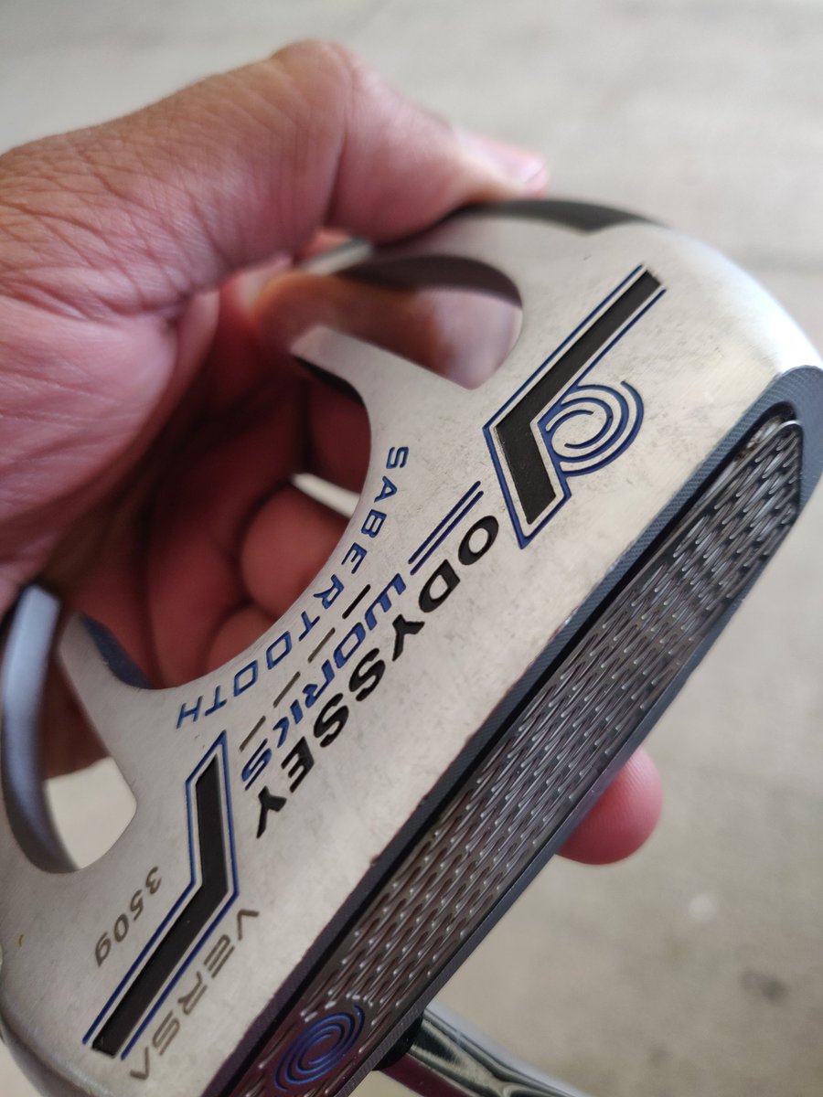 SdiddyV's tweet photo. @CallawayGolf 
Can you guys help me out here? It's not that old that it should be peeling https://t.co/semzX81FGm