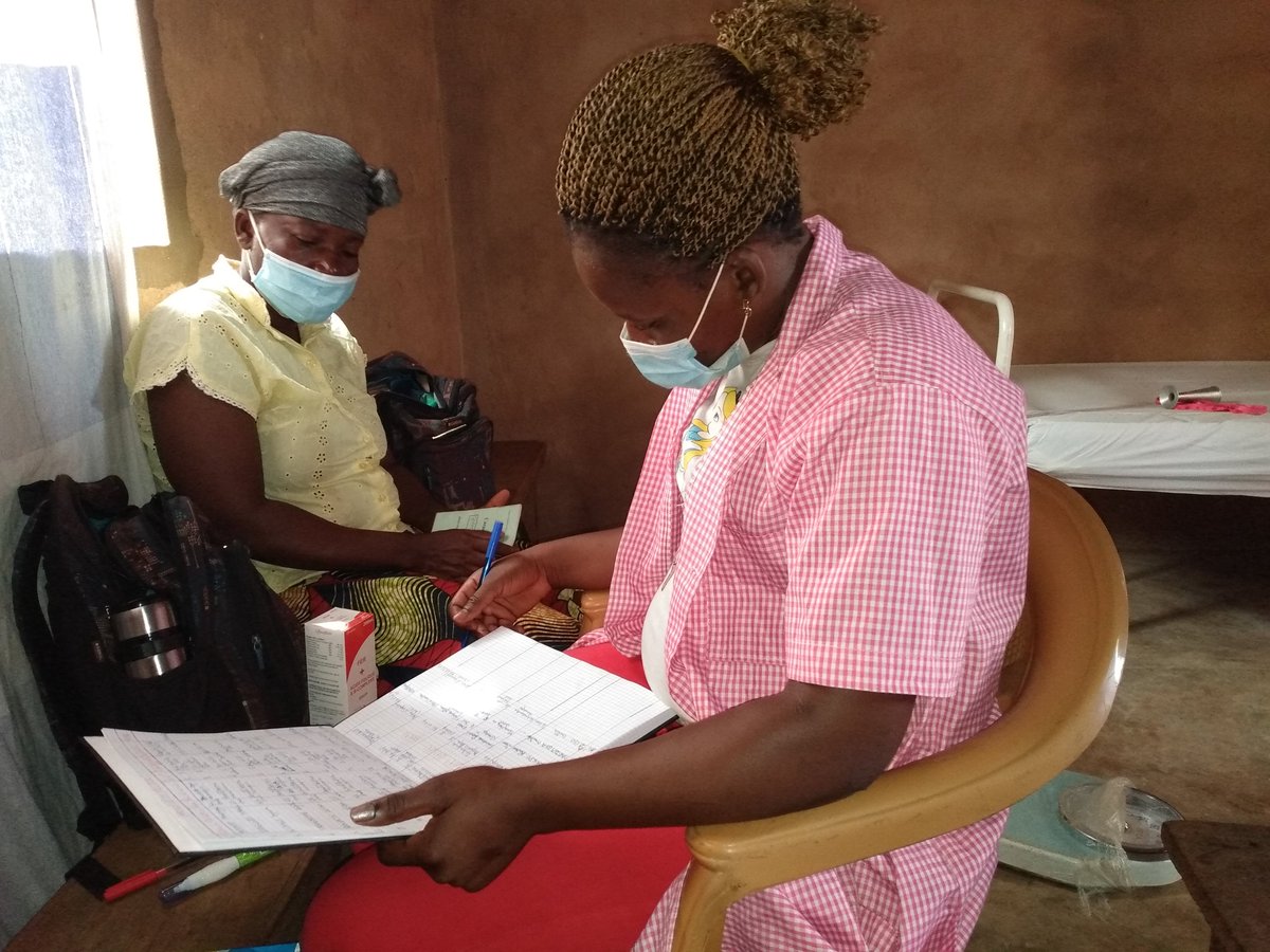 sos_togo's tweet photo. A #Djagble les #femmesenceintes ont peur d’aller au centre de santé à cause du #Covid19. #BabyMoto financé par @Apothea a fait 2 séances de consultation #prénatales,#postnatales et #pédiatriques dans une classe à Amélibomé et dans une chambre aménagée de la maison du chef à Hèti. https://t.co/jInINpVMU5