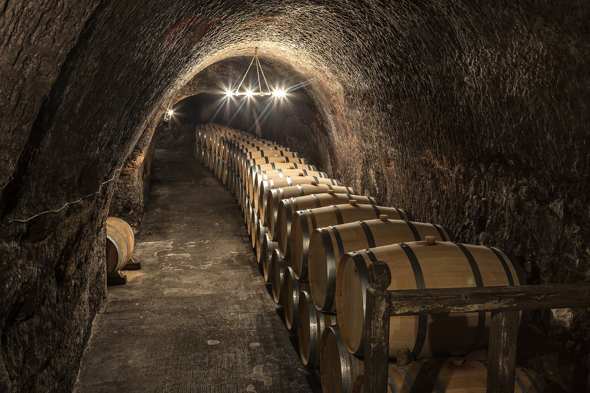 6. SOTILLO DE LA RIBERA
Rodeada por uno de los paisajes más productivos de toda la comarca ribereña y gracias al elevado rendimiento económico del vino, la localidad alcanzó un llamativo esplendor monumental. Una muestra son las antiguas bodegas excavadas en el cerro de San Jorge