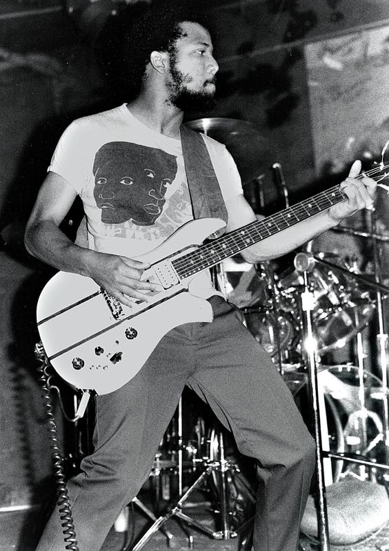 BAD BRAINS, la primera banda punk hardcore afroamericana de la Costa Este estadounidense más importante de la historia. Impulsaron toda una revuelta anti-racista, inclusiva y diversa contrastando con el nihilismo de una escena punk predominantemente blanca a finales de los 70.