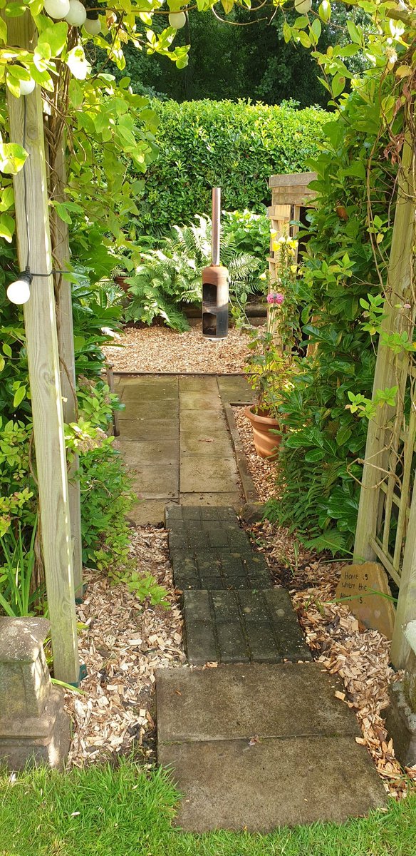 AndrewJames18's tweet photo. Happy Thursday eve ... the sun is shining, 2 tons of bark shovelled from van and now in its place π and now Corona π·π€―without the virus .π€ͺ. i hope that's not the 'extra' π·π± #sun #bark #gardening #corona #warm #summer #knackered #earnedbeer #beer #northwales https://t.co/DCDWol5ncv