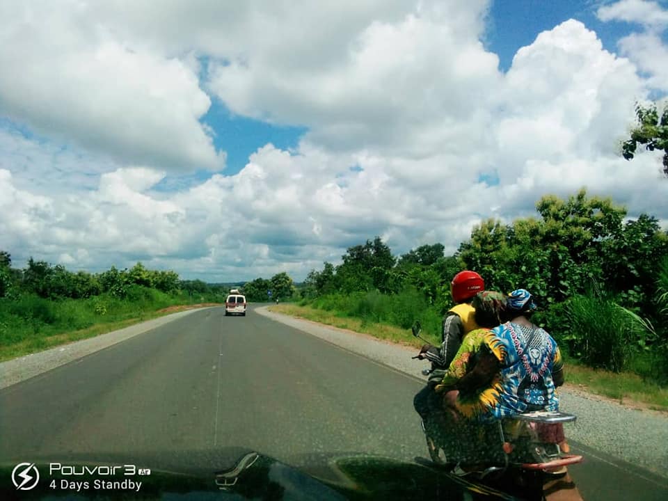 guyzoducamer's tweet photo. SECUROUTE INSPECTION :: Ca roule effectivement sur une route bitumée entre Batchenga et Ntui sur la route nationale Numero 22. Au cours d'un voyage d'inspection, les équipes de #securoute ont vécu l’expérience de traverser le fleuve Sanaga par un pont à pied et à voiture. https://t.co/OKZavLEUsO