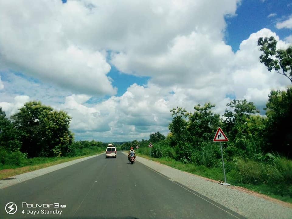 guyzoducamer's tweet photo. SECUROUTE INSPECTION :: Ca roule effectivement sur une route bitumée entre Batchenga et Ntui sur la route nationale Numero 22. Au cours d'un voyage d'inspection, les équipes de #securoute ont vécu l’expérience de traverser le fleuve Sanaga par un pont à pied et à voiture. https://t.co/OKZavLEUsO