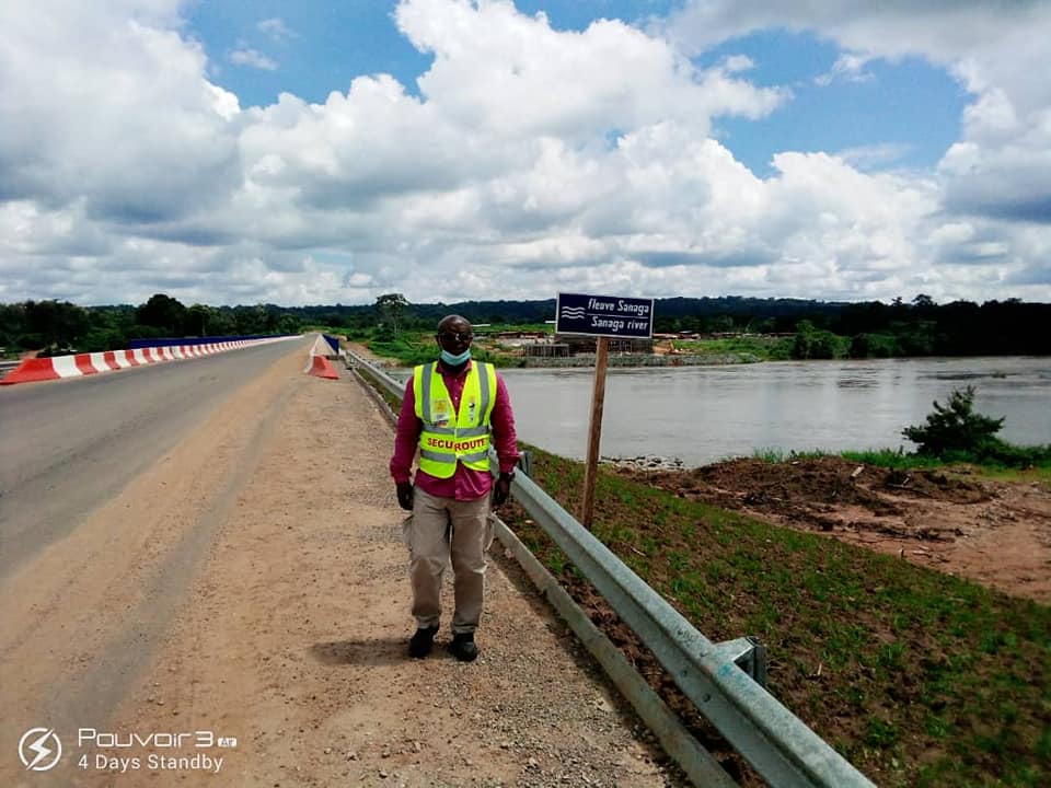 guyzoducamer's tweet photo. SECUROUTE INSPECTION :: Ca roule effectivement sur une route bitumée entre Batchenga et Ntui sur la route nationale Numero 22. Au cours d'un voyage d'inspection, les équipes de #securoute ont vécu l’expérience de traverser le fleuve Sanaga par un pont à pied et à voiture. https://t.co/OKZavLEUsO