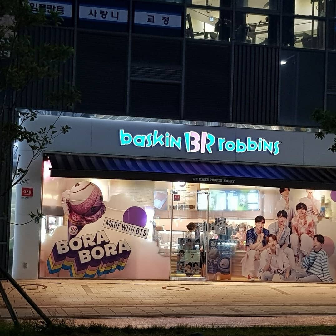 BTSARMY_RD's tweet photo. [📰]

Baskin Robbins × BTS

Así lucen las tiendas de Baskin Robbins en Corea. 

#RM #JIN #SUGA #JHOPE #JIMIN #V #JUNGKOOK #BTS #방탄소년단
Cr. BTSPublicity
Kaki✌ https://t.co/ey4iP0LQ2U