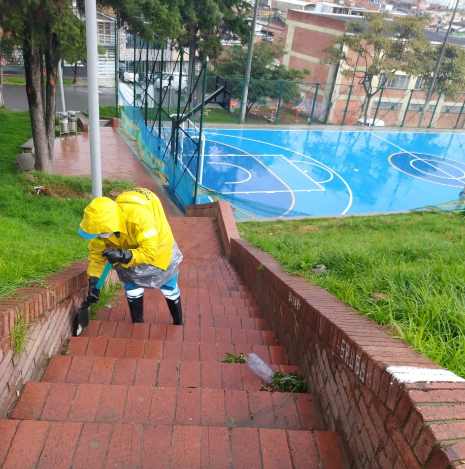 calvo_sur's tweet photo. Gracias @Promoambiental_ por la actividad de limpieza especial en el parque del barrio #CalvoSur https://t.co/er7FDf73pm https://t.co/q7DWGXmPOD