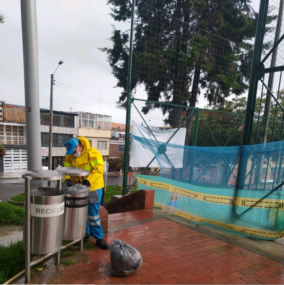 calvo_sur's tweet photo. Gracias @Promoambiental_ por la actividad de limpieza especial en el parque del barrio #CalvoSur https://t.co/er7FDf73pm https://t.co/q7DWGXmPOD