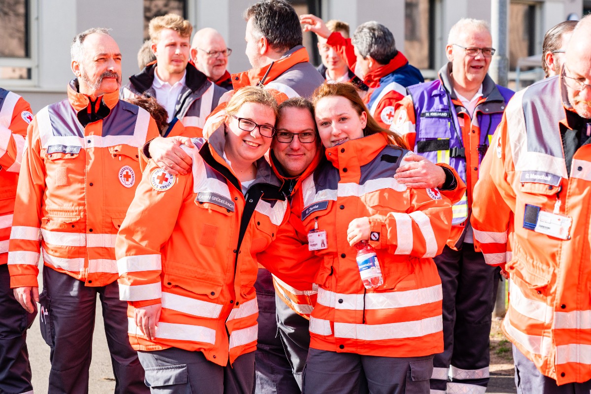 roteskreuz_de's tweet photo. 💗Bei den Rotkreuz- und Rothalbmondgesellschaften begegnen sich weltweit ganz unterschiedliche Menschen und Nationalitäten. Manchmal entstehen Freundschaften für's Leben. #TagderFreundschaft #FriendsDay #SetzeEinZeichen #Freundschaftstag @RotkreuzRetter https://t.co/R6akNW9GAT