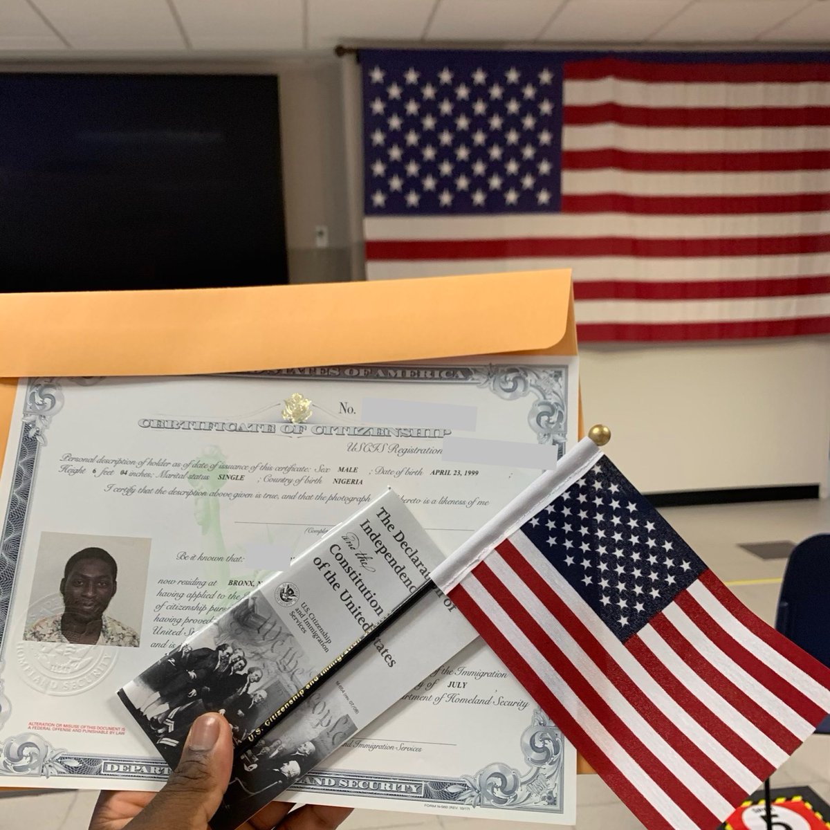 antdke's tweet photo. forgot to tell Twitter...

I BECAME A US CITIZEN LAST WEEK 🇺🇸✨ https://t.co/ua9mhiENjh