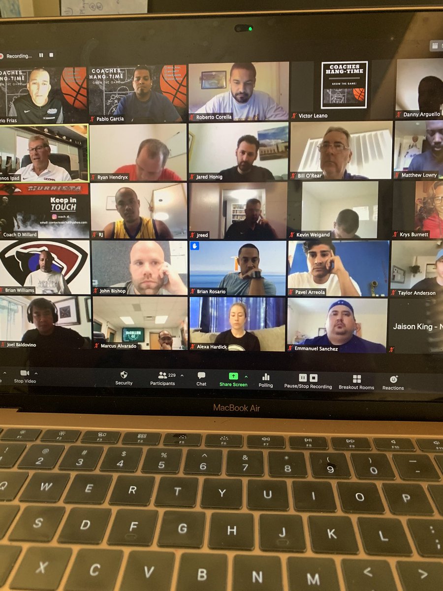 CoachesHangTime's tweet photo. We are LIVE with legendary @TeamUSA #GenoAuriemma
Sharing 🤯🏀💎🔶 with #CHTFamily over 250 coaches #CenturyClubx2 from all over the 
🏀🌏
-Be Realistic
-Be Firm
Coach Auriemma shared he misses his players and his team! #GrowTheGame https://t.co/42KAPB5O3T