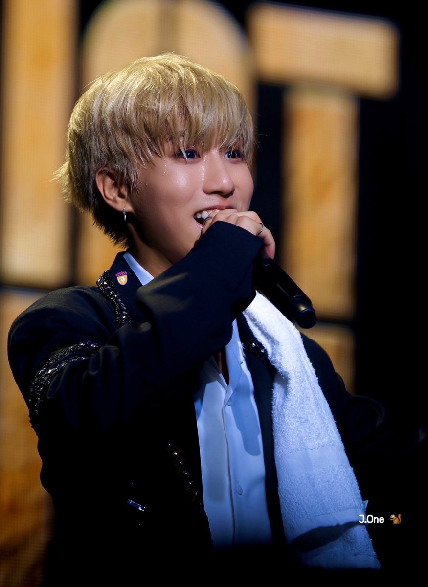 proof that han jisung shines the brightest when he’s on stage