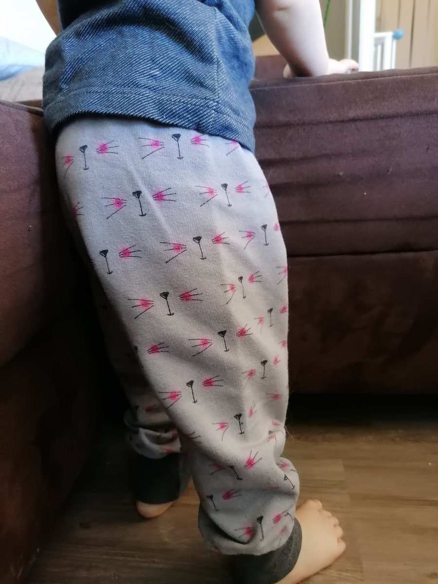 _Solanales_'s tweet photo. Habe diese tolle Hose bei #Mamikreisel gefunden. Ist ja schwer was mit "Katzen" zu finden dass nicht super kitschig ist. Katzen scheinen von der Modeindustrie auch nicht für Jungs vorgesehen zu sein 🙄🤔 #rosahellblaufalle https://t.co/pjg8UjFfVe