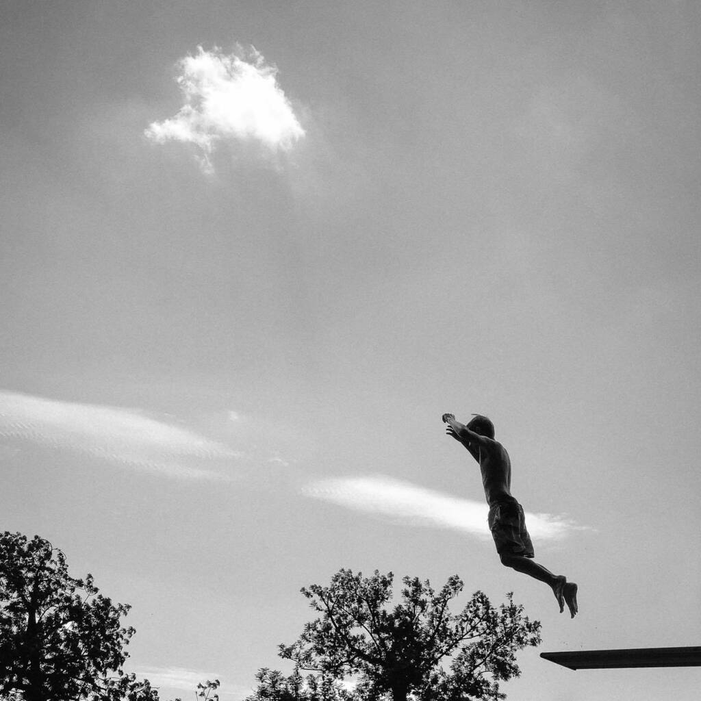 Free like a bird —
.
.
.
.
.
#capturestreets #artofart #peraphotogallery #rayoflight #blackandwhite #streetphotographer #soulofstreet #zonestreet #35mmstreetphotography #life #contemporaryart #friendsinstreets #streets_storytelling #lightandshadow #lensc… instagr.am/p/CDRigHHpIFc/