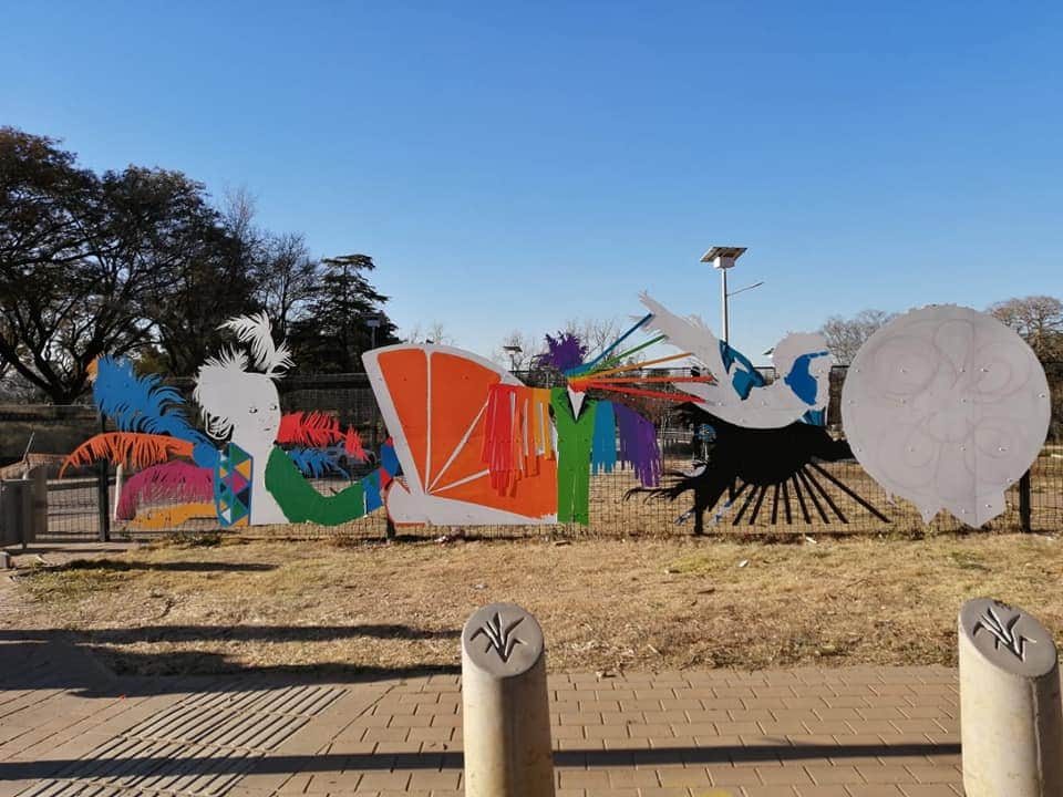 ArtMyJozi's tweet photo. Bold, beautiful brush marks and patterns start to adorn the Paterson Park upgrade area's gateway marker. #TheTrinitySession
@JDA_joburg
#JDA #ArtMyOrangeGrove #Artwork #PublicArt #PlaceMakingThroughArt #BirdsoftheGrove #OrchardsProject #ArtMyOGroove https://t.co/CYd14b7LXH