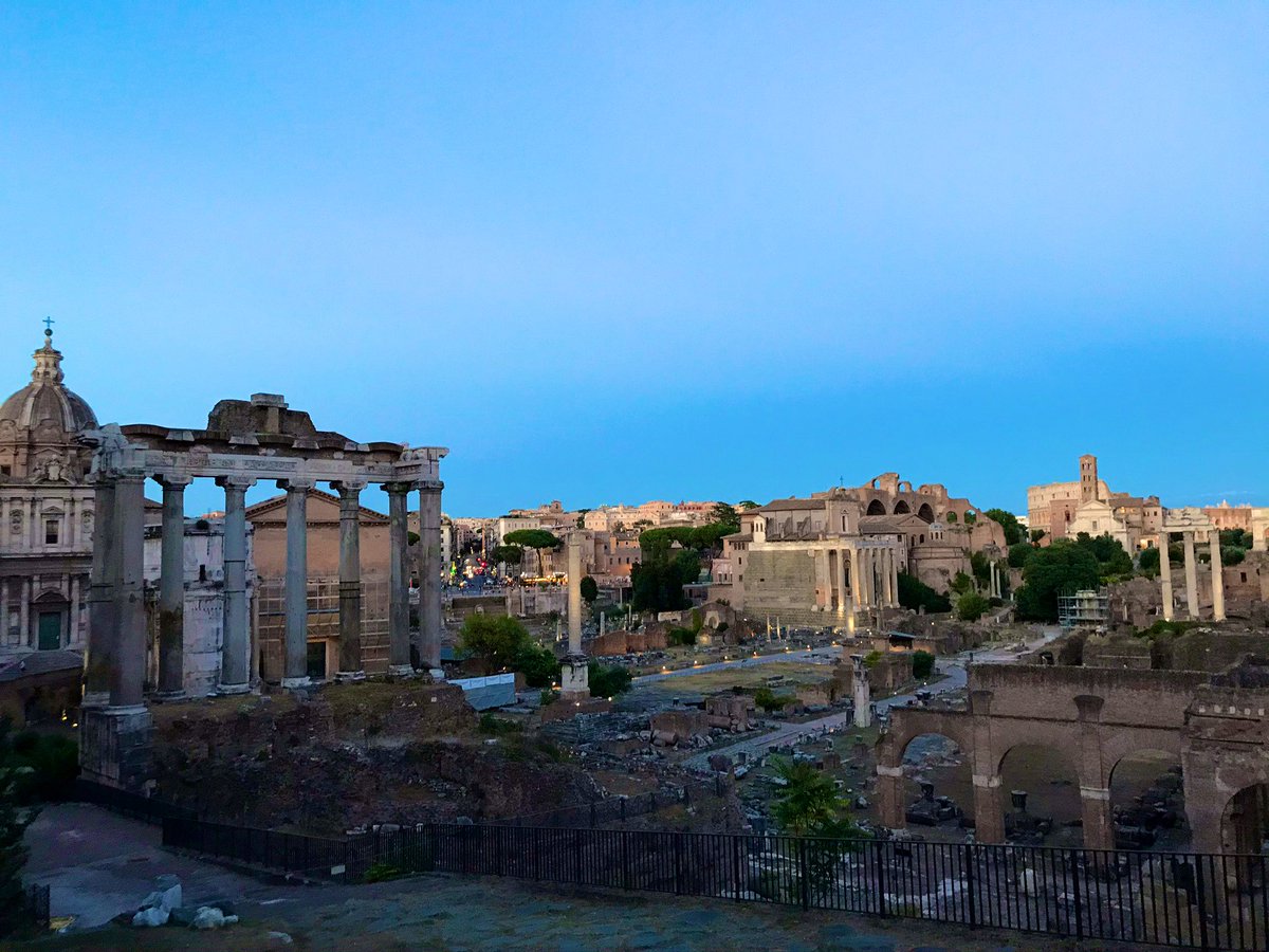 Ultimi raggi di sole che accarezza la #grandebellezza #30luglio #foriimperiali #romeisus @TrastevereRM @3BMeteo @teatrolafenice @romewise @chiara92kalepa @claviggi @SaiCheARoma @f_girasole