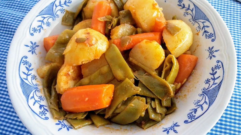 Verduras al vapor con ajada de pimentón. Cuece judías verdes, zanahorias y patatas. Sofríe ajo en láminas y añade una cuharadita de pimentón, con cuidado de no quemarlo. Mezcla y salpimenta. Haz de sobra porque es una estupenda guarnición 😎
#cenafacil
#cocinaespañola
#vegano