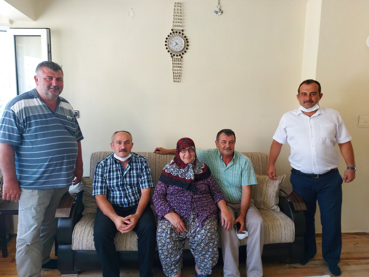 "Allah yolunda öldürülenlere “ölüler” demeyin. Hayır, onlar diridirler. Ancak siz bunu bilemezsiniz"
Okullarımıza adlarını veren Şehitlerimizin ailelerini ziyaret ederek Kurban bayramlarını tebrik ettik...