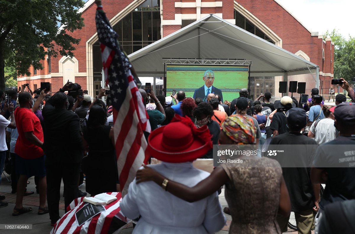 GettyImagesNews's tweet photo. People listen outside Ebenezer Baptist Church as #BarackObama gives the eulogy at the funeral of the late Rep. #JohnLewis in Atlanta, Georgia. ๐ท: @jraedle #TheBoyFromTroy #ConscienceOfTheCongress https://t.co/t6LtJdrros