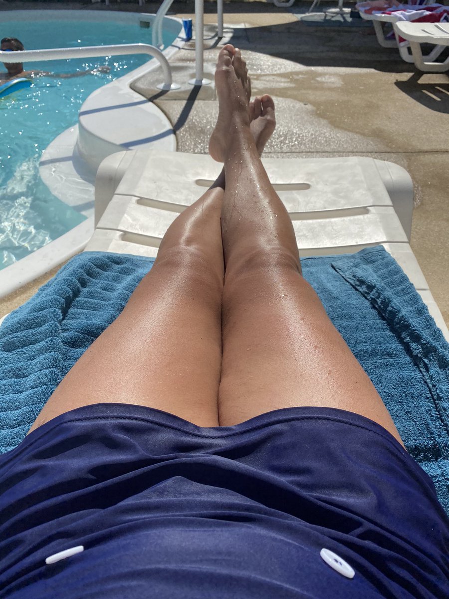 KarynMarinella's tweet image. Current situation ☀️ 🏊‍♀️ #ImNotLeaving