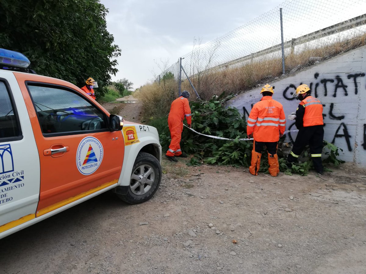 avpcutebo's tweet photo. 18:58h activados por @112Aragon Aragón por la caída de una rama de grandes dimensiones en el camino de acceso al subterráneo de la AP-68.@avpcutebo utilizando la  motosierra troceamos la rama y el camino vuelve a ser transitable.
Finalizamos a las 19:40h.@AytoUtebo @PoliciaUtebo https://t.co/yiXpSKusf8