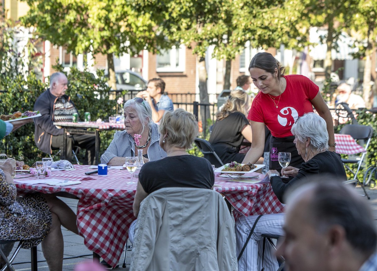hdhaarlem's tweet photo. Bewoners Rozenprieel samen aan tafel https://t.co/DFT9nKc6s7 https://t.co/Z8HiP36fMW