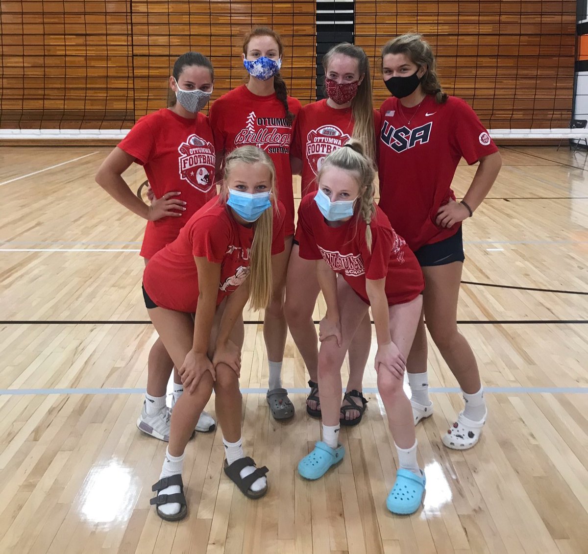 GuestAngie's tweet photo. Senior volleyball season......Covid style!!😷🤷‍♀️👍🏐❤
#ottumwabulldogs #senioryear #anythingtoplay #covid19sucks https://t.co/Uupb8VNMKk