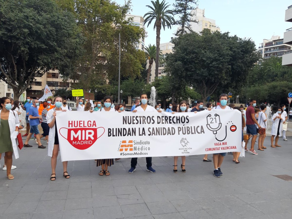 miriamsandin's tweet photo. HUELGA MIR! Nuestros residentes todavía aguantan y siguen. Ejemplo de lucha, unión, conciencia y compromiso. Ánimo 👏🏻👏🏻👏🏻 @650Torres @GVAsanitat @GVAsalualicante @GVAsaludstjoan @GVAsaludelche https://t.co/l2PgHA3sdI