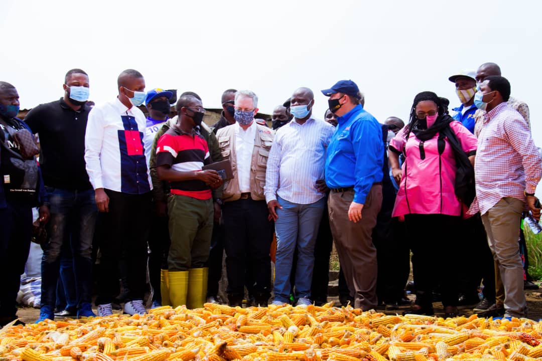 JolMongu2's tweet photo. Revanche du #SOL sur le #SousSol com l'a tjrs dit l'Hon. @VitalKamerhe1:
S.E @BillyKambale1, Min. d la @IncJeunesse visite avc l'@USAmbDRC #NZITA le site d'#IMPURU et la #récolte d la 1ère saison.
À petit pas et avc d moyens d bord, ns allons vers l'autorisation d la #jeunesse. https://t.co/U2fqYqvW1E