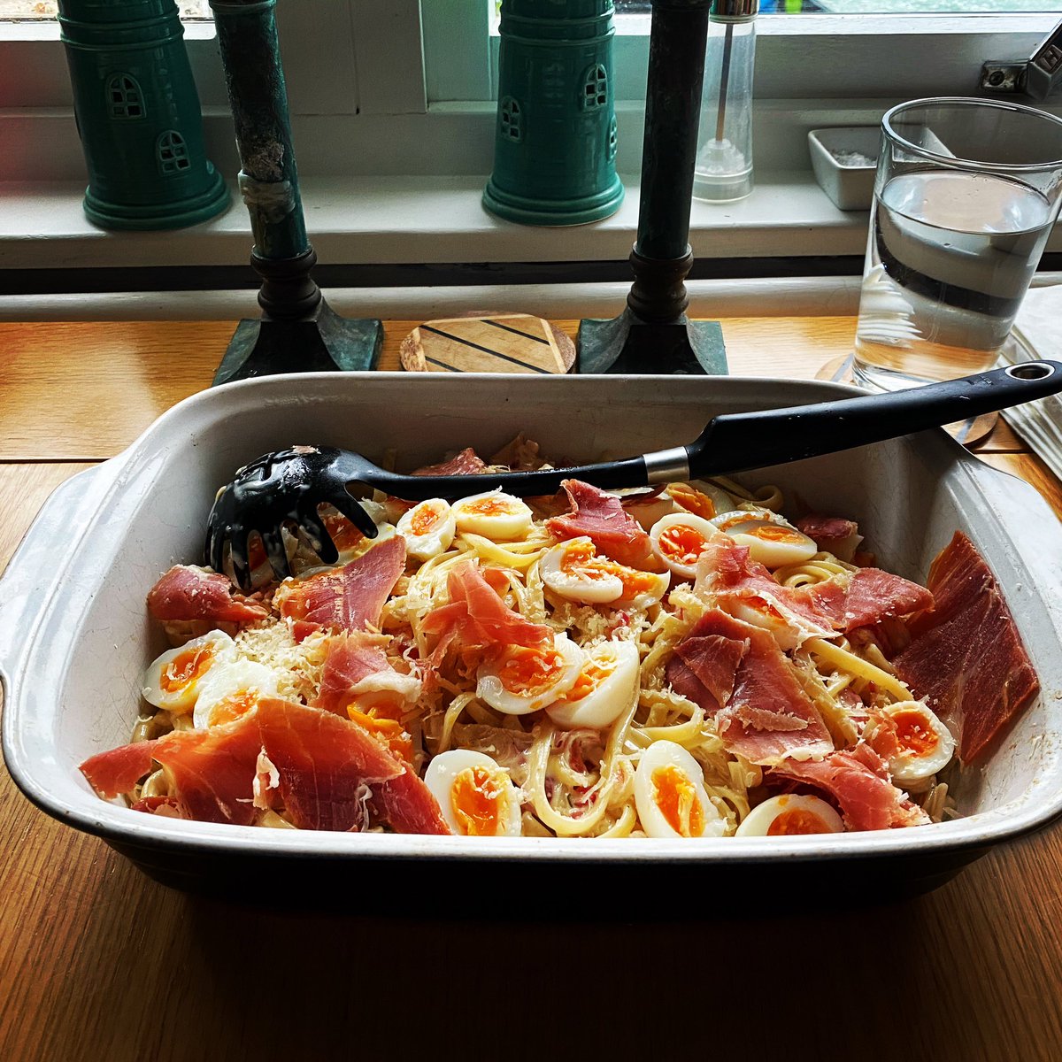 henriette88's tweet image. Bought some local quails eggs and came up with this dinner.
Lemon pasta with quails eggs and jamón. 😋 

#quaileggs #jamon #lemonpasta #whatsinthekitchen