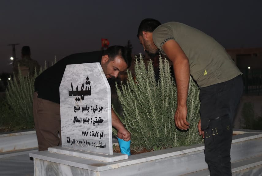 Manbij_TK's tweet photo. شموع الاستذكار تنير اضرحة شهداء منبج في ليلة عيد الأضحى https://t.co/5GALG1UmwH