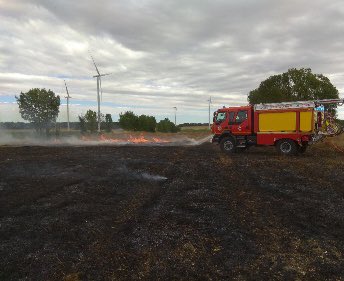 sdis80's tweet photo. [#Vigilance]
La journée de demain sera chaude 🌡
Le risque 🔥 sera élevé
Les #SapeursPompiers 👩‍🚒de la #Somme s’y préparent et se renforcent
Cependant restez vigilants et limitez tant que possible toute activité à risque
En cas #urgence identifiez votre position ➡️ faites #18 ☎️ https://t.co/vIAhbVj9F6