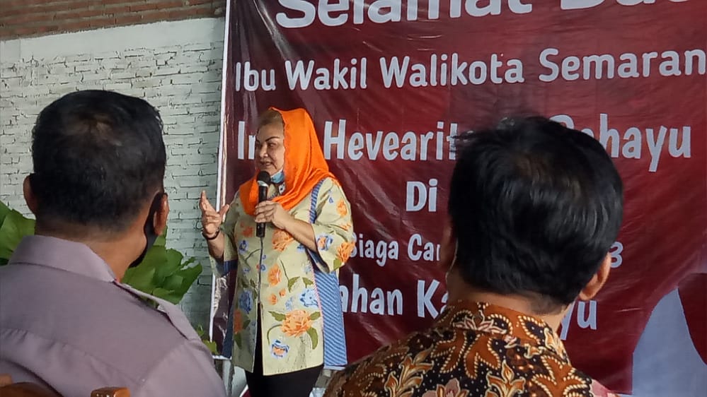kelkarangayu's tweet photo. Kunjungan Ibu Wakil Walikota Semarang Ibu Hj. Hevearita G. Rahayu @mbakITASMG pada Kamis (30/7) di Kampung Siaga Candi Hebat Kelurahan Karangayu yang terletak di RW 03
Cc: @PemkotSmg @Kec_SMGBarat @tartikaho https://t.co/aO7yXQ3CTe