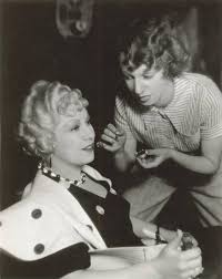 Mae West requested makeup artist Dorothy Ponedel. Dottie: ‘I pulled out portraits and pictures by famous artists to see what I could steal from their paintings. Like the white in the eye, the plucked eyebrow, the gaunt look, the full lower lip, and many other little attractions’.