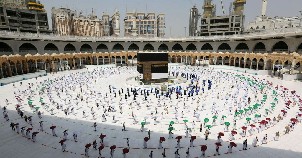 Stunning photos show socially distanced pilgrims attending Hajj in Mecca mashable.com/article/mecca-…