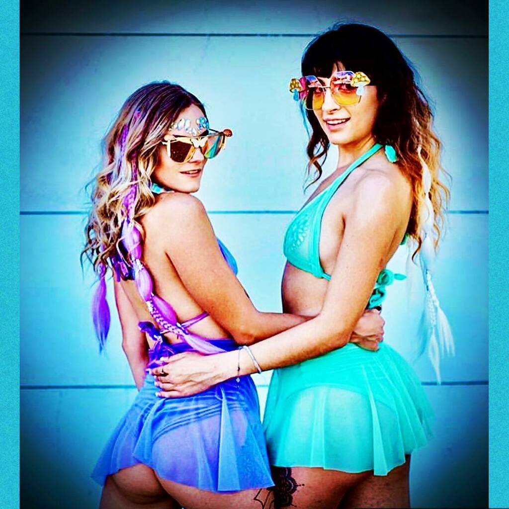 🌞Summers not over yet! ✨🌊Snag a pair of custom sunnies to pair with your quarantine mask🙌🏻 😷 shade yourself from all those bad vibes!🤚🏼🔮😎
<a href="/daisy_dewdrops/">Daisy Dew</a> 
<a href="/artist/">Artist</a>.of.light 
@mrbing520 
.
.
.
.
#customsunglasses #ooaksunglasses #bespokesunglasses … instagr.am/p/CDRwtdAgs3X/