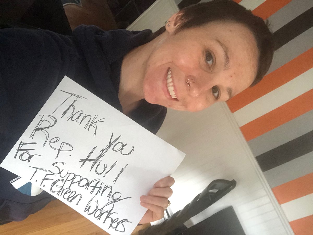 UNITEHERE26's tweet image. Caroline thanking her Representative @RepRayHull for calling on TF Green to pick a food bidder that will bring back the long-term Local 26 TF Green workers! Thank you, Representative! #RIpoli @RISenate @RIHouseofReps