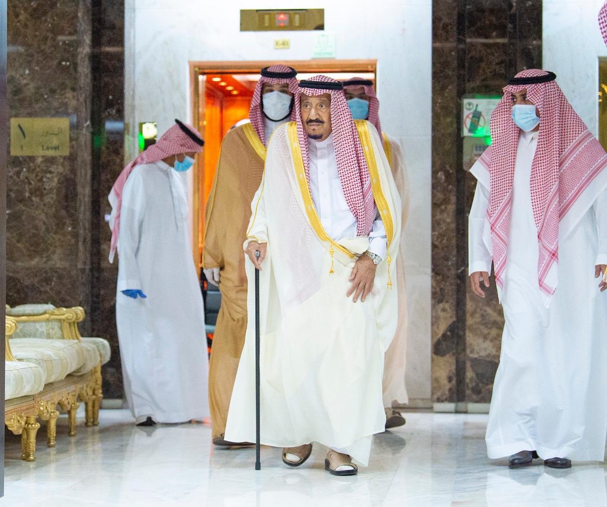 Bandaralgaloud's tweet photo. #صور| سيدي #خادم_الحرمين_الشريفين يغادر المستشفى بعد أن منّ الله عليه بالصحة والعافية. https://t.co/ZJ95h5dlz6