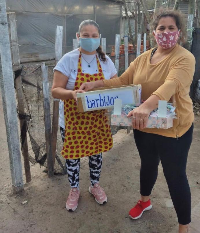 SolidariosLP's tweet photo. Hoy estuvimos repartiendo barbijos 😷 a vecinos de #LaPlata porque cuidarnos entre todos y todas es esencial en este momento que vivimos. 

¡Sigamos quedándonos en casa 🏡 y respetando el distanciamiento social para que la pandemia pase pronto! https://t.co/DDxZMjOBRj