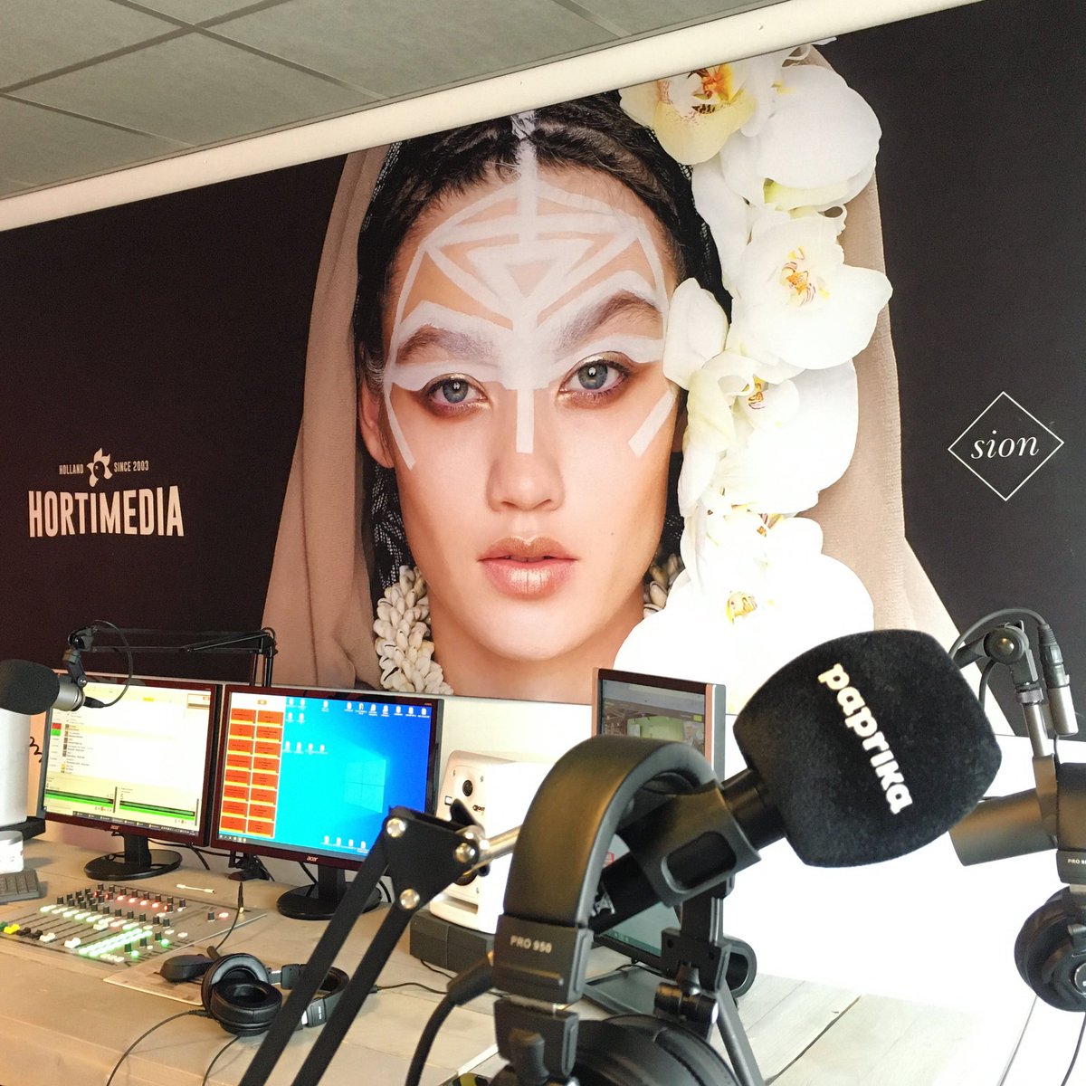 Aadjet's tweet photo. Yesss!! Ze hangt @PaprikaNL @HortiLounge @Goedemorgen_G @Goedemorgen_S @SionOrchids HHM crew is er erg blij mee! #meedenkers https://t.co/RqGE2SmPt8