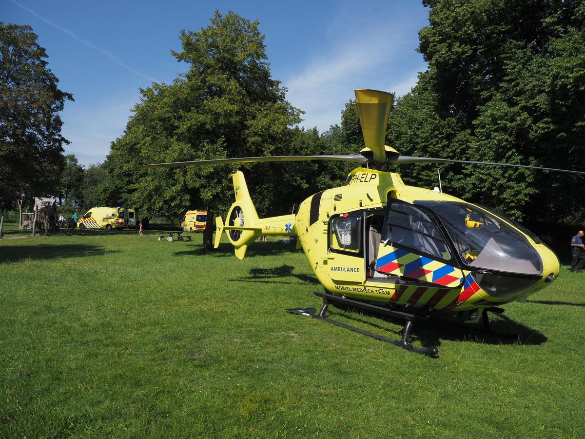 Hulpdiensten groots in actie voor jongen met ademhalingsproblemen bij pierenbadje in Velsen-Zuid..