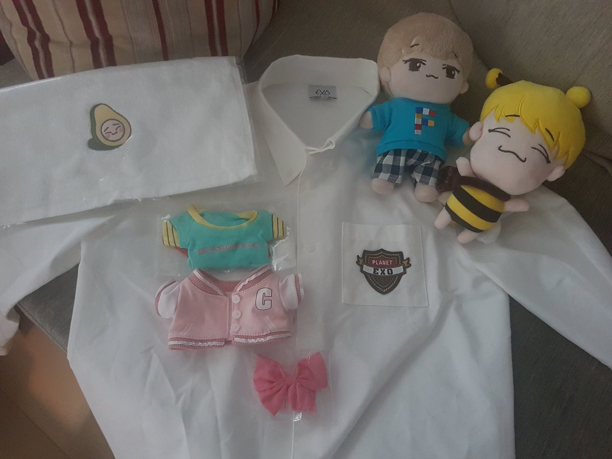 NatuurLee's tweet photo. And look at Chennie and his new brother 💕💕

How should I name him 🤔
Daemo 
Jongbee

I'm so bad at making up names 😂

And look at that cute towel, I'm so in love 😭😭

Thank you again @GerExoGo I really wish you the best 💕💕 https://t.co/kgoHKFr6Xf